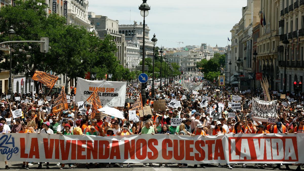 MADRID, 24/05/2026.- La Confederación de Sindicatos de Inquilinas convoca una movilización bajo el lema “La vivienda nos cuesta la vida. Bajemos los precios”,  por el derecho a la vivienda tras la reciente derogación del decreto que prorrogaba los alquileres.