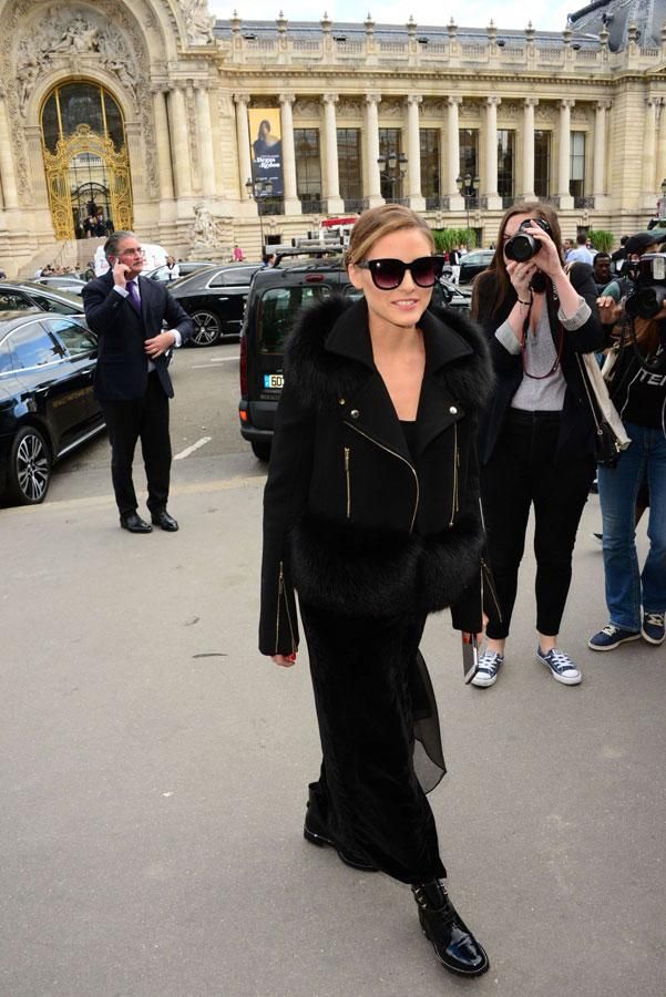 El look de Olivia Palermo con abrigo negro de pelo, falda de terciopelo y botas militares
