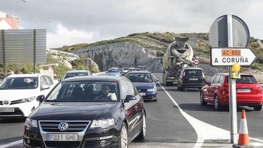 Varios vehículos circulan por el nuevo viaducto de O Quinto Pino, en el vial que une A Coruña con Arteixo.