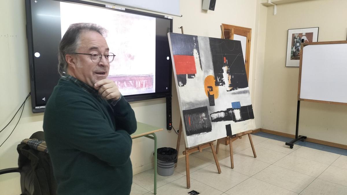 Luis Feás durante su charla en la sala de audiovisuales del instituto de Luarca.