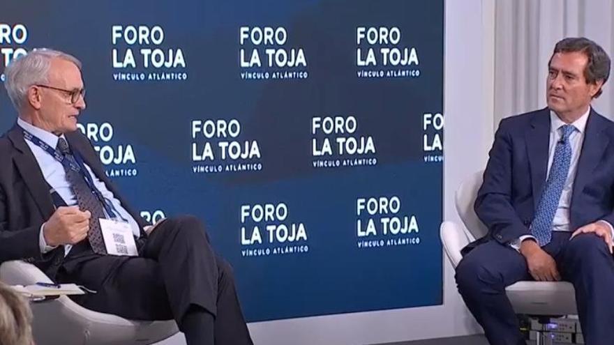 Antonio Garamendi junto a Antón Costas en un momento del debate. // FdV