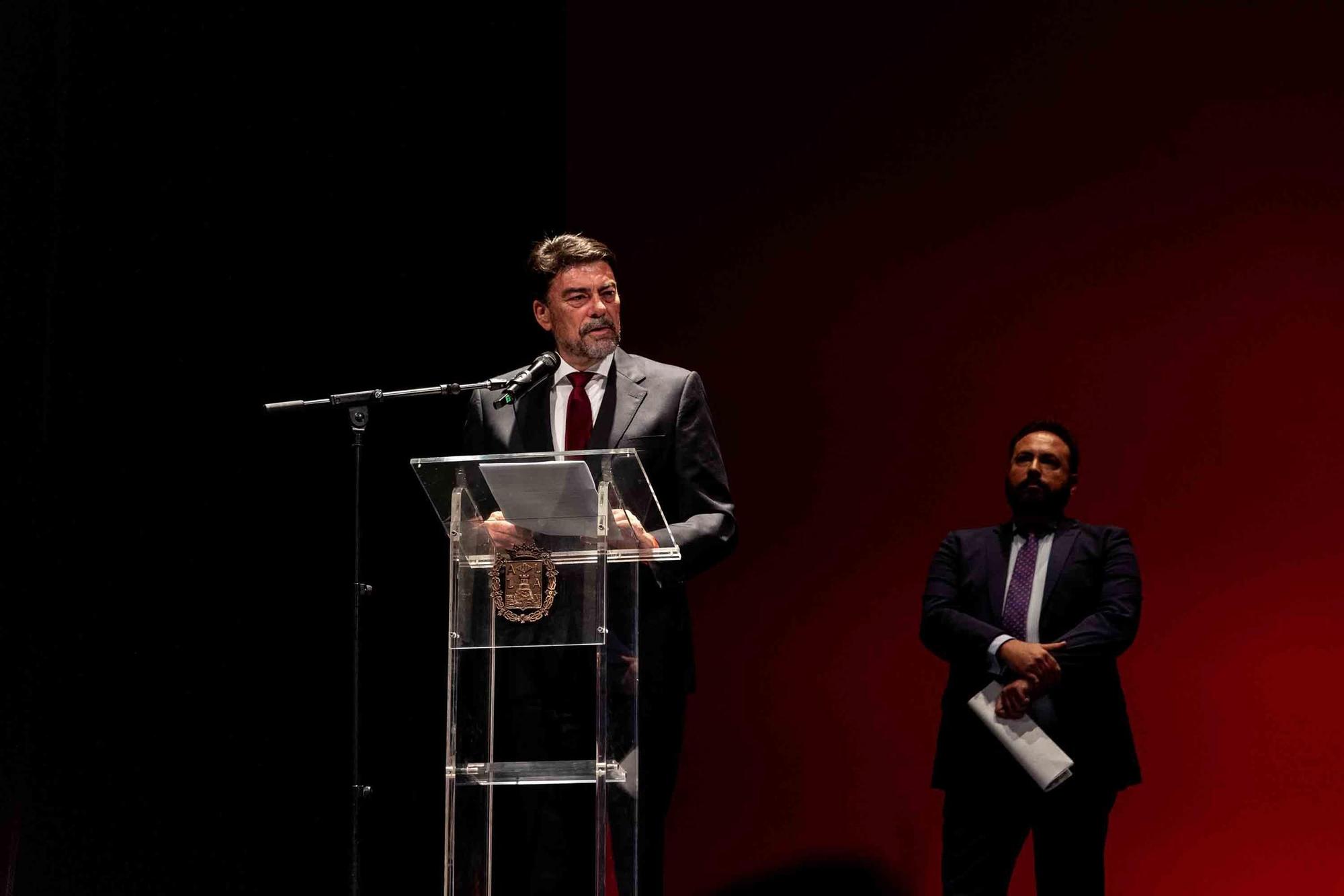 Manuel Escribano pronuncia el pregón de apertura de la Feria de Hogueras en el Teatro Principal de Alicante