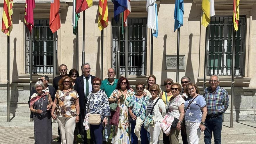 La Asociación Cultural e Histórica de Porceyo visita el Senado en busca del origen de esta parroquia de Gijón