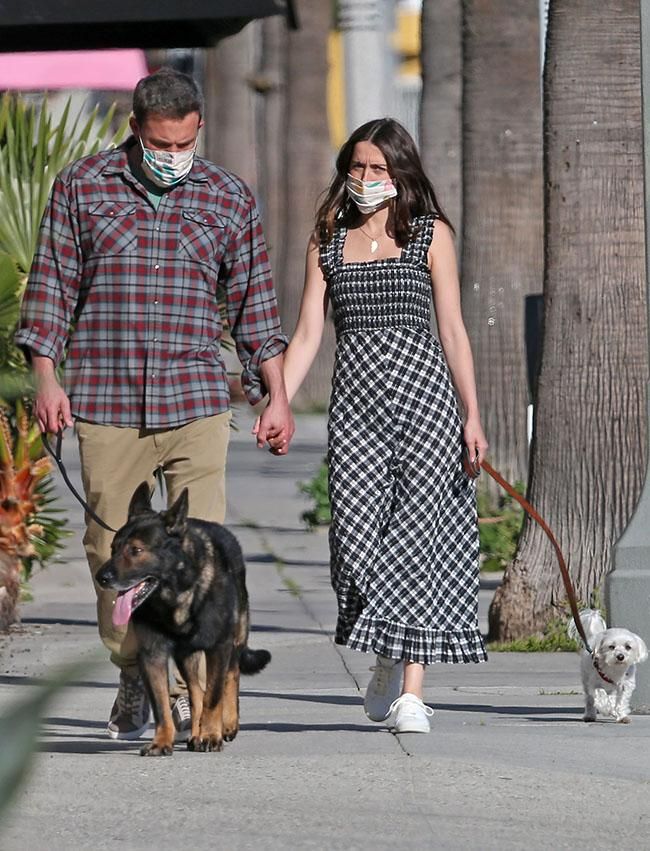 Ben Affleck y Ana de Armas paseando por las calles de Venice