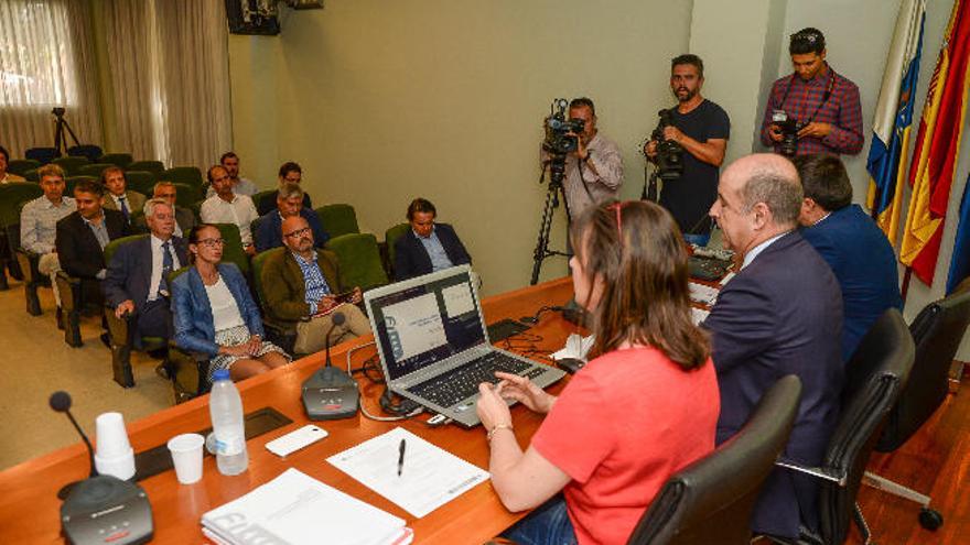 El consejero Pedro Ortega, durante la puesta en marcha del observatorio.