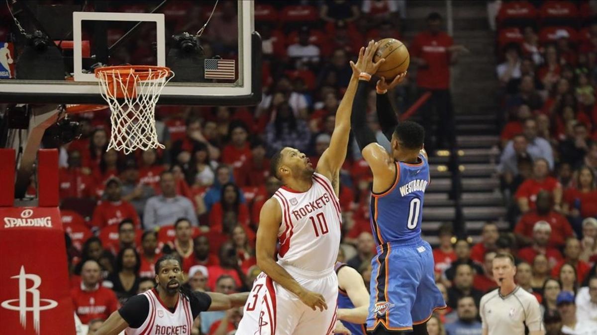 Russell Westbrook (Oklahoma) tira ante Eric Gordon (Houston)