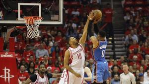 Russell Westbrook (Oklahoma) tira ante Eric Gordon (Houston)