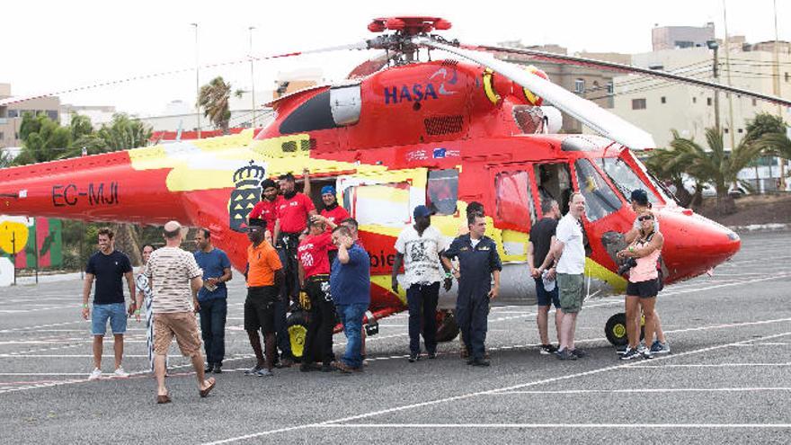 Los observadores internacionales, junto a un helicóptero del GES, ayer.