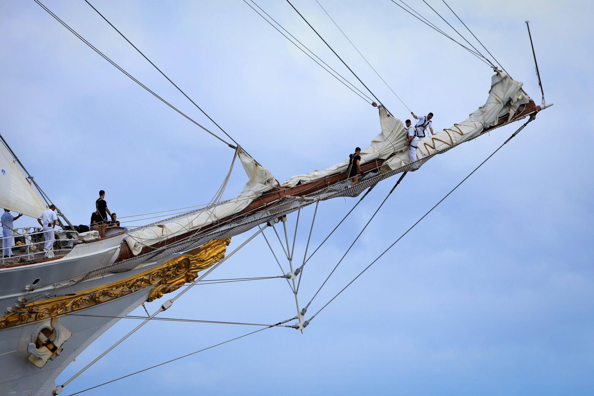 En IMÁGENES: Así fue la despedida de Leonor y el "Elcano" de El Musel en Gijón, con la Princesa maniobrando en el buque escuela