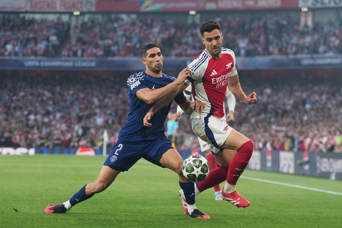 Hakimi y Merino disputando una pelota en el Emirates