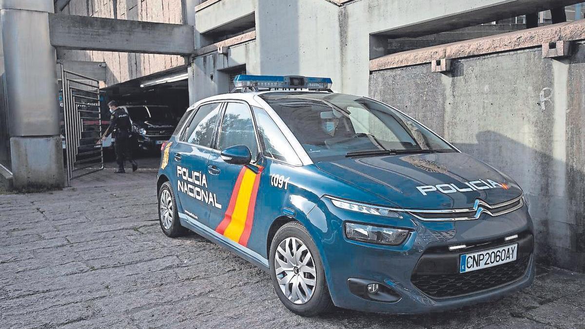 Un vehículo de la Policía Nacional en los juzgados de A Coruña.