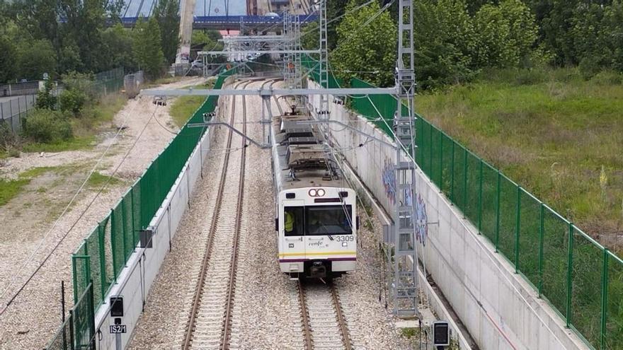Un tren de formación de maquinistas circulando por el nuevo trazado de la línea Gijon-Laviana.