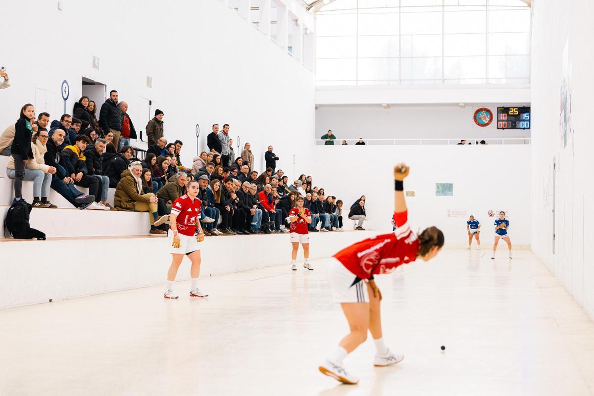 Ana, Mireia i Fanni al trinquet d'Alcàsser.