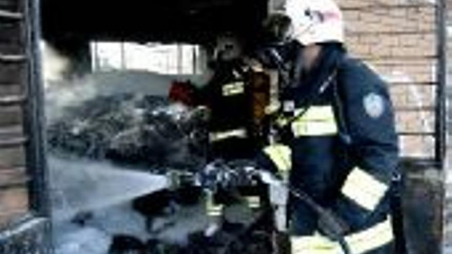 Los bomberos sofocan un incendio de neumáticos en el Casco Kart de Valdepasillas