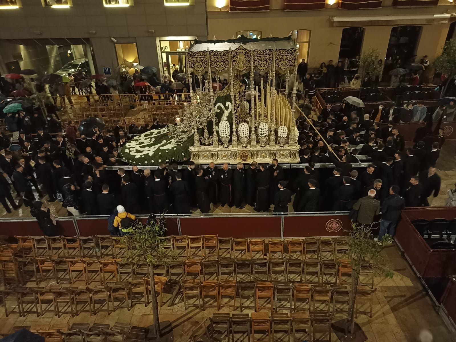 La Virgen de las Penas, sorprendida por la lluvia en pleno recorrido oficial.