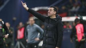 Xavi da instrucciones a sus jugadores en la semifinal de la Supercopa de España contra Osasuna en Riad.