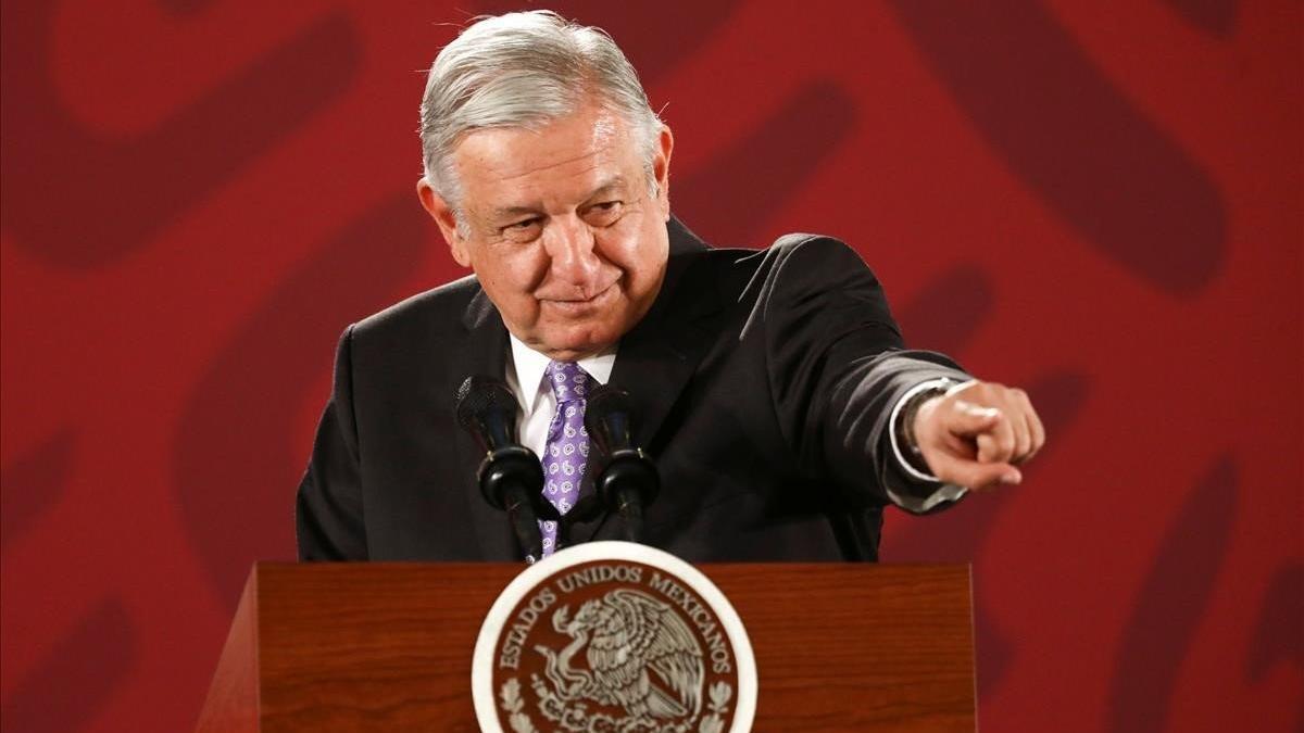 Andrés Manuel López Obrador cede el turno de palabra durante una rueda de prensa en el Palacio Nacional, este noviembre.