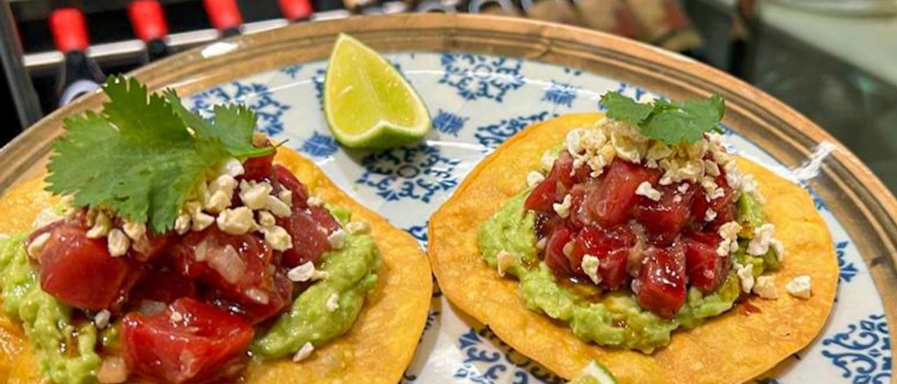 Taco frito con tartar de atún rojo Ballfegó, base de aguacate y coronado por chicharrón. | | EL DÍA