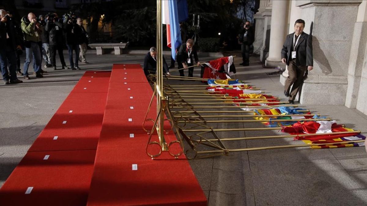 Banderas autonómicas derribadas por el viento.