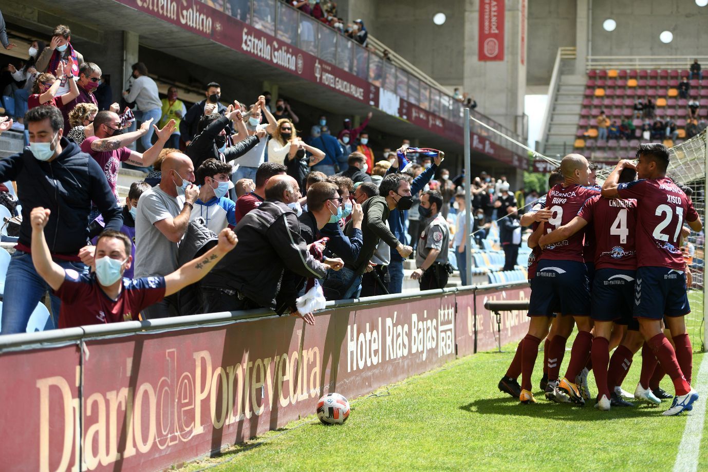 La emocionante permanencia del Pontevedra: goles y lágrimas en Pasarón