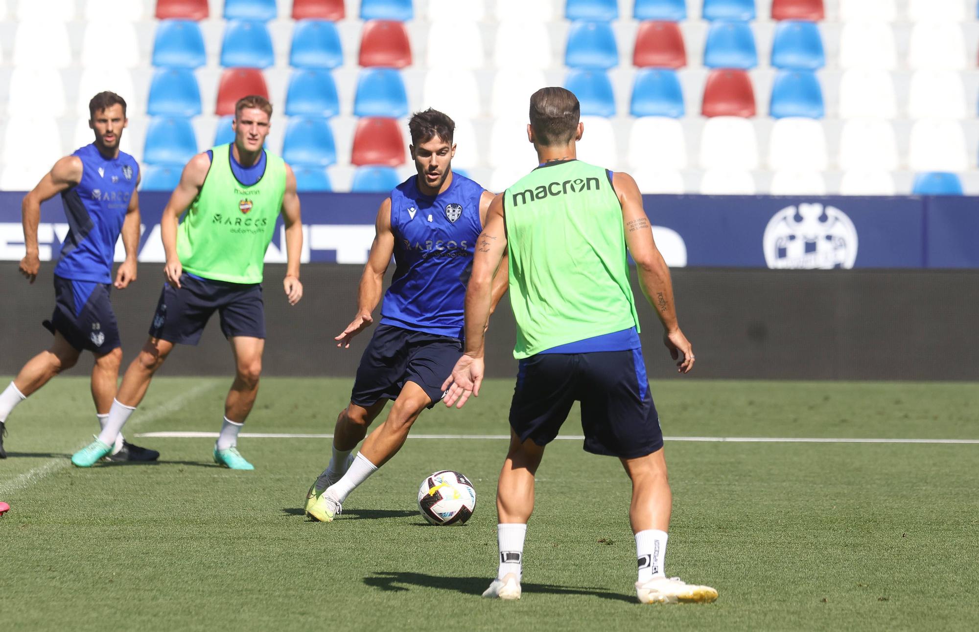 Ambiente de Primera en el entrenamiento a puertas abiertas