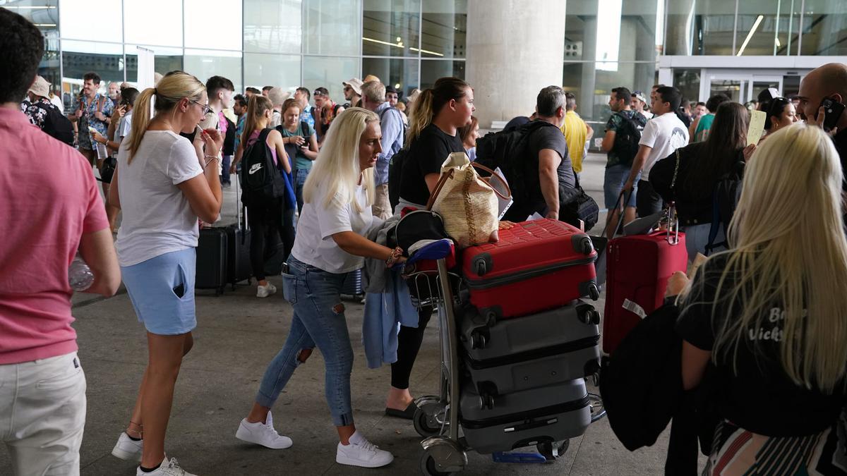 Llegada de turistas a la terminal principal del aeropuerto de Málaga.