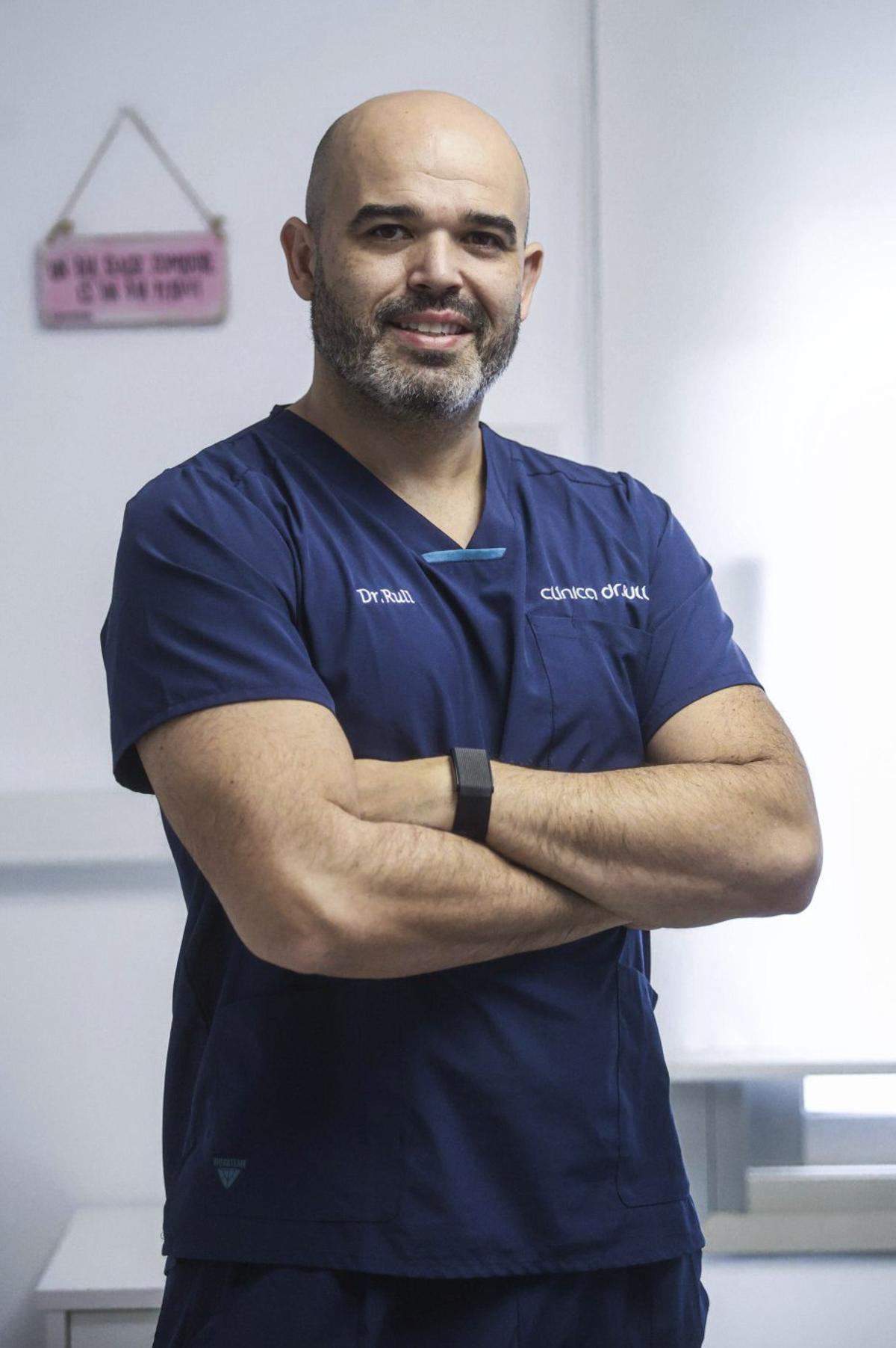 José Luis Rull en la consuta de la Clínica Dr. Rull de Ibiza.