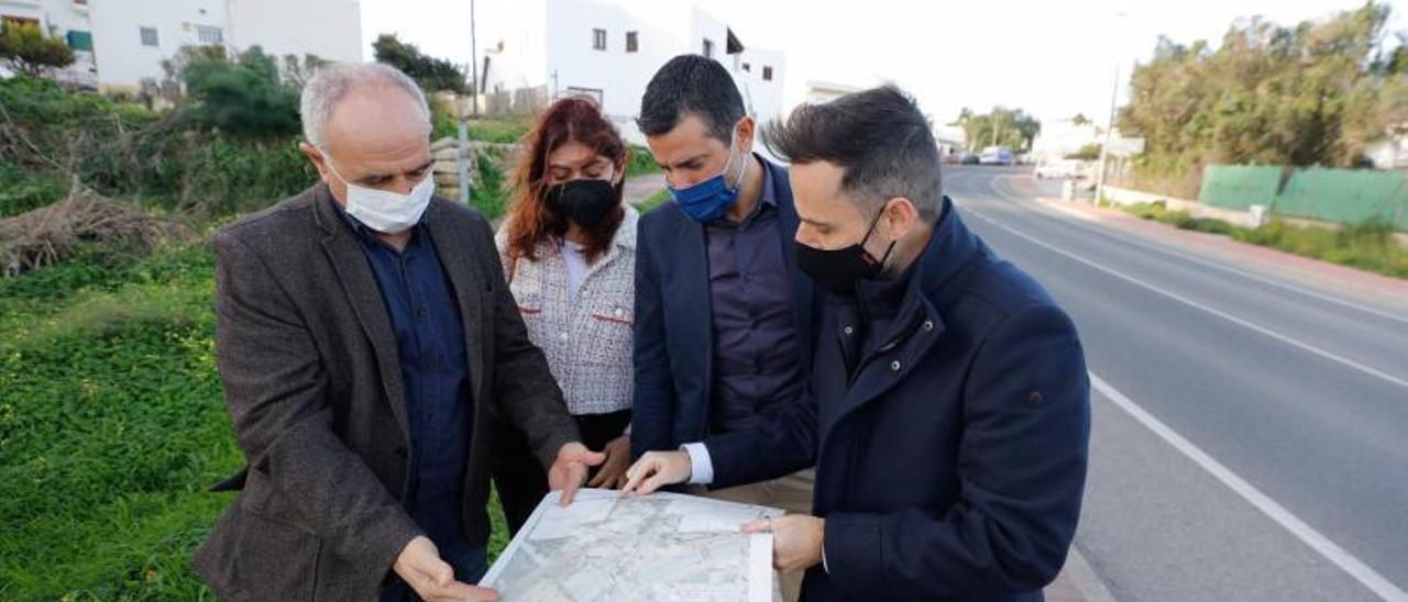 El conseller muestra el plano de la reforma de la carretera de Sant Rafel. | V.MARÍ