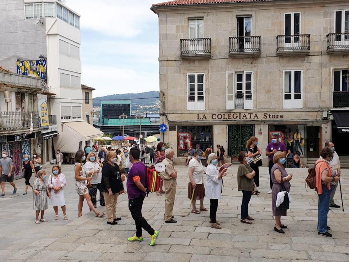 La pandemia no frena la pasión por el Cristo. A pesar de que la Covid-19 ha impedido, por primera vez en la historia, la celebración de la multitudinaria procesión, centenares de fieles recorren desde ayer las calles de la ciudad y el Casco Vello para rendirle homenaje.