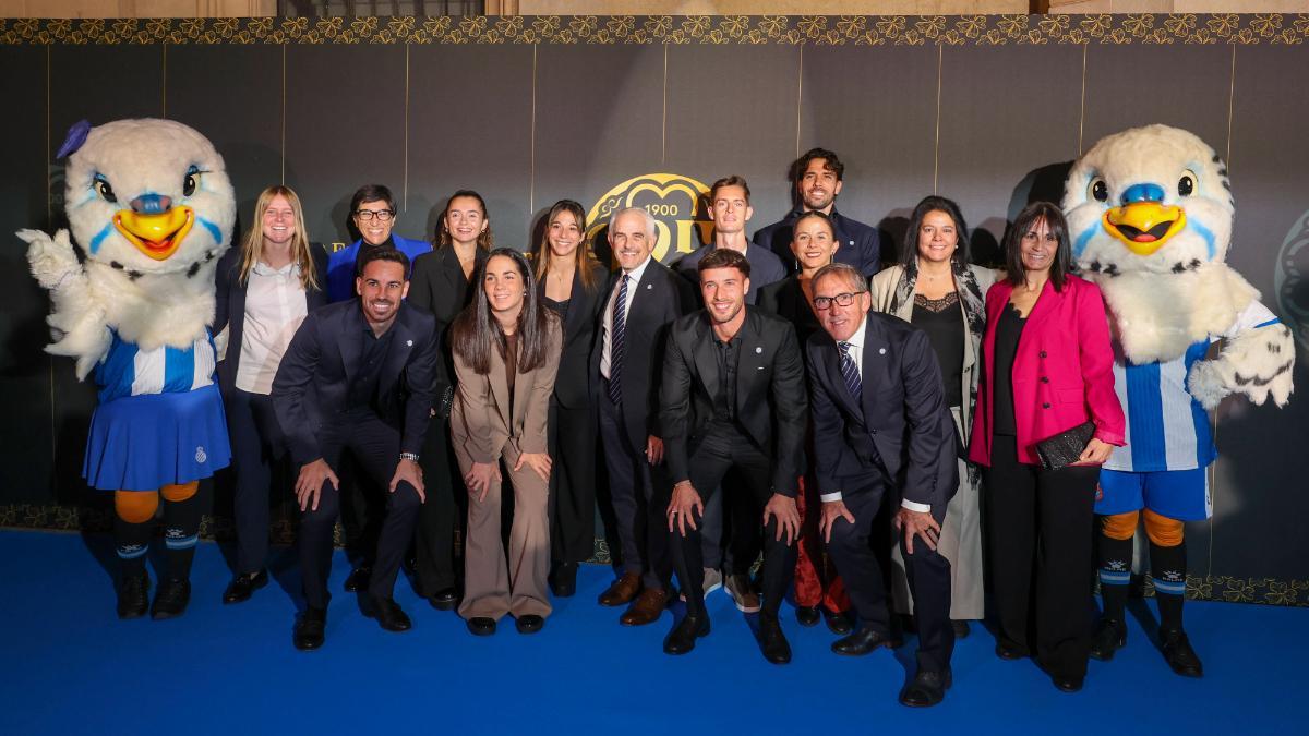 Jugadores y jugadoras del primer equipo del RCD Espanyol junto al presidente Alan Pace