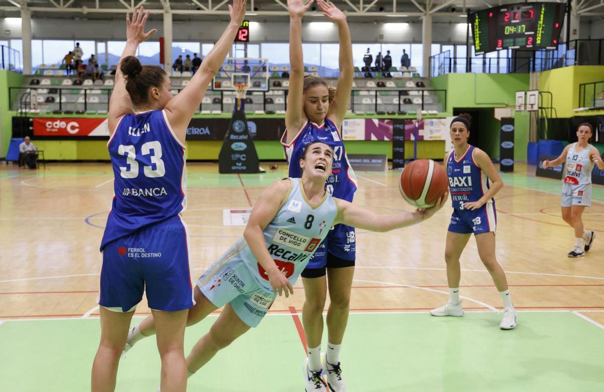 Anne Senosiain, durante un partido ante el Baxi Ferrol. // ALBA VILLAR