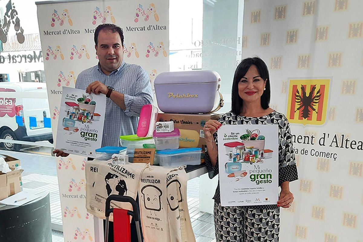 El concejal de Comercio y la secretaria de la Asociación de Comerciantes del Mercado Municipal de Altea.