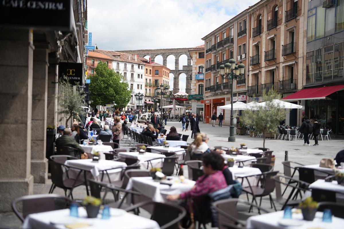 Varias de las terrazas de una de las calles más comerciales del centro de Segovia.