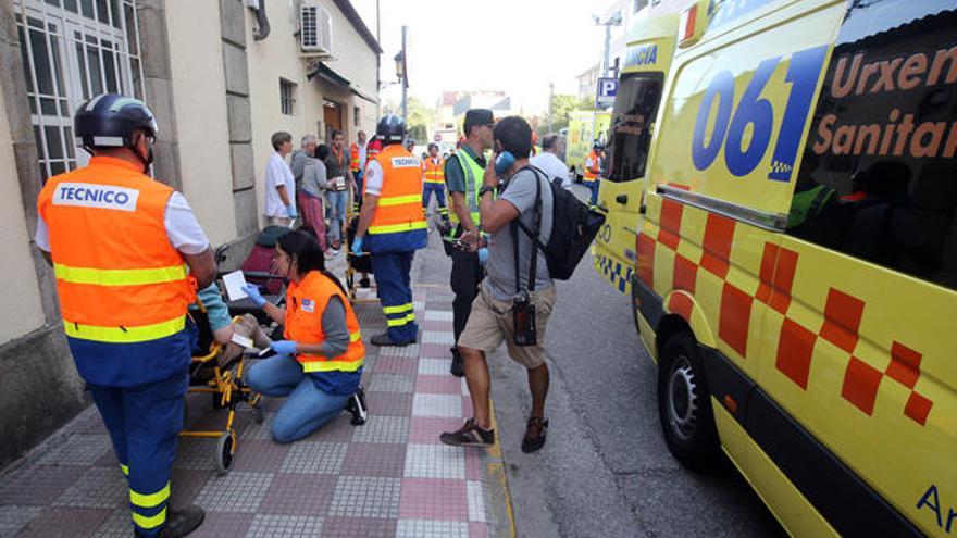 Heridos, en el exterior de la estación de O Porriño el día del accidente. // Marcos Canosa