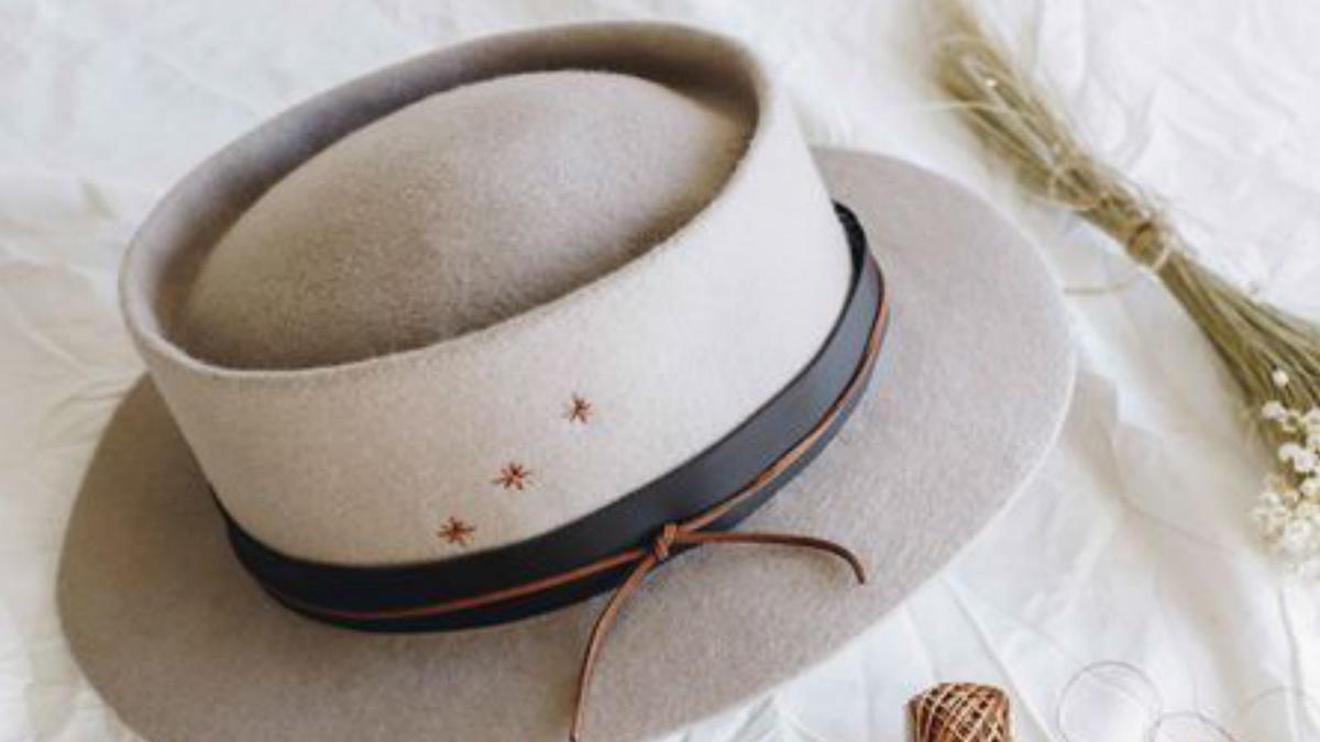 Algunos de los sombreros que elabora de forma totalmente artesana.