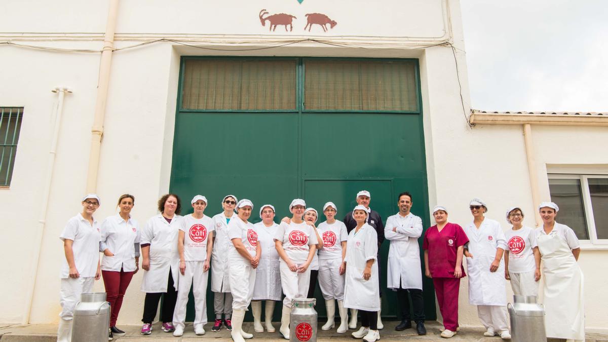 Quesos de Catí cuenta con una plantilla de 36 profesionales (29 mujeres y 7 hombres) y recoge leche de 14 ganaderos de la comarca.