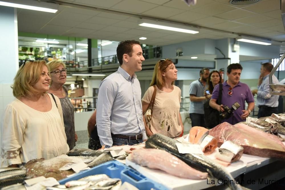 Teodoro García pidiendo el voto en el mercado Saav