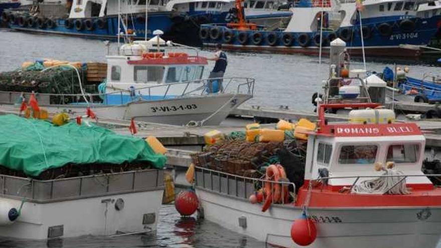 Barcos gallegos con las nasas a bordo para capturar pulpo. / gonzalo núñez