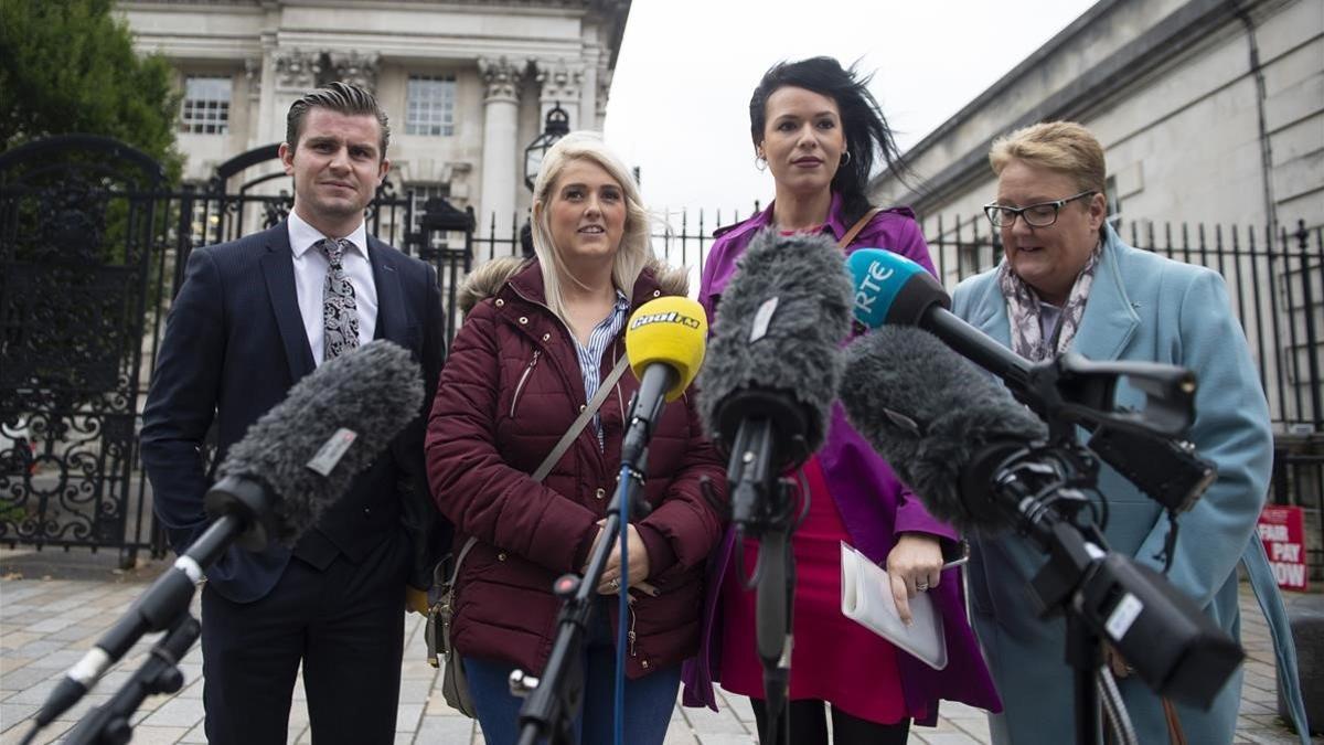 La demandante Sarah Ewart celebra su victoria frente a la corte en Belfast.