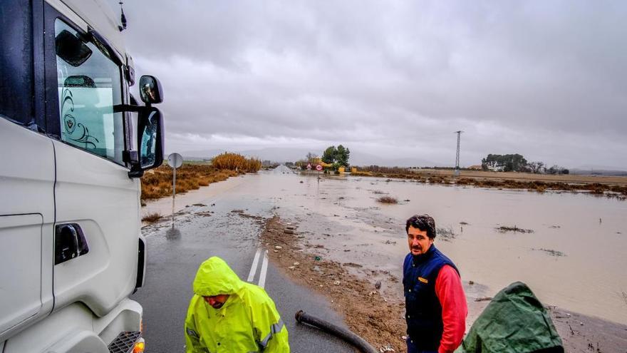 Las lluvias obligan a cortar la carretera de Villena-Caudete