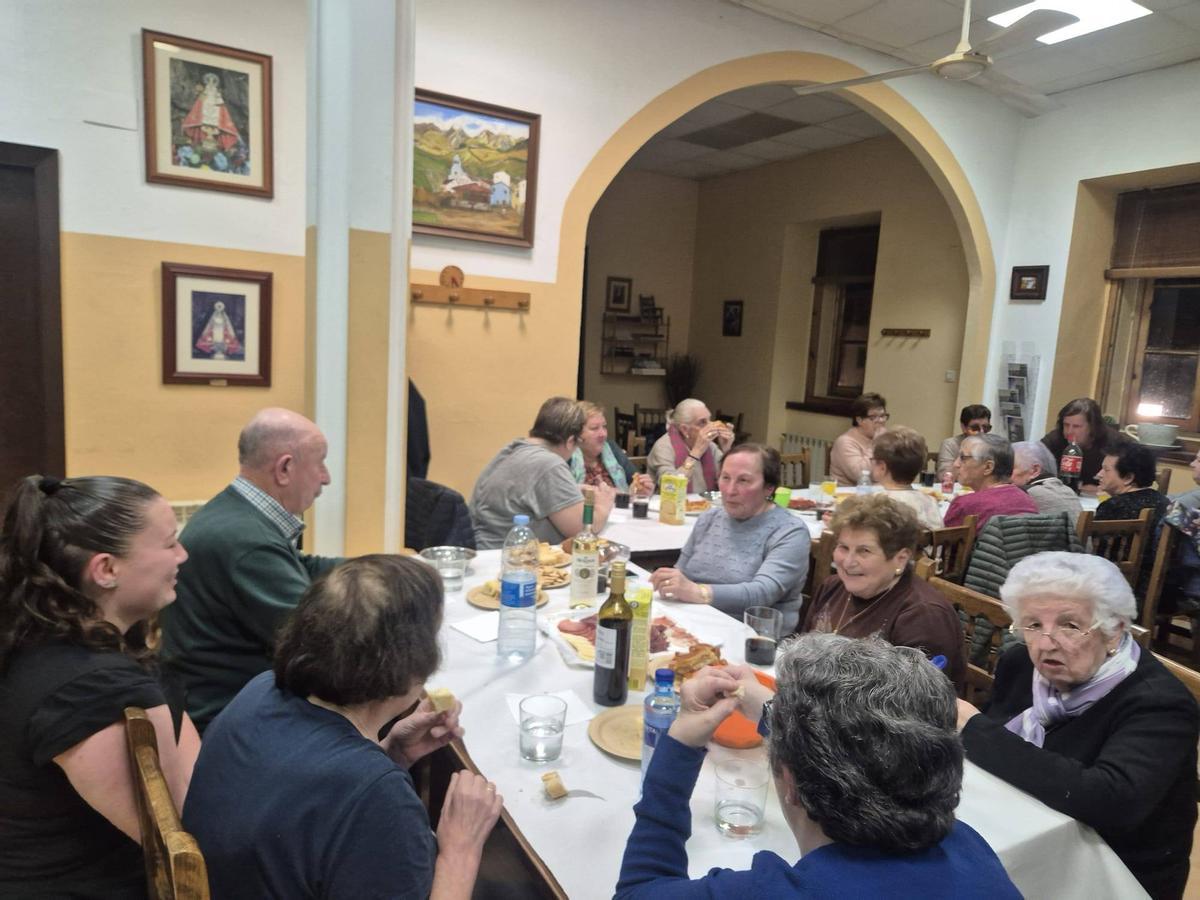 Los usuarios del centro social de mayores de Salas, durante la merienda.