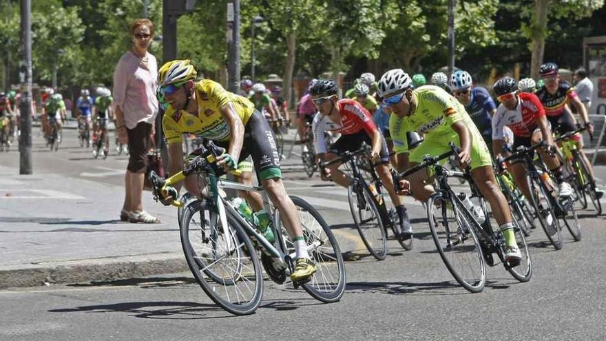 Manuel Sola, comandando la carrera en la primera vuelta al circuito de La Marina.