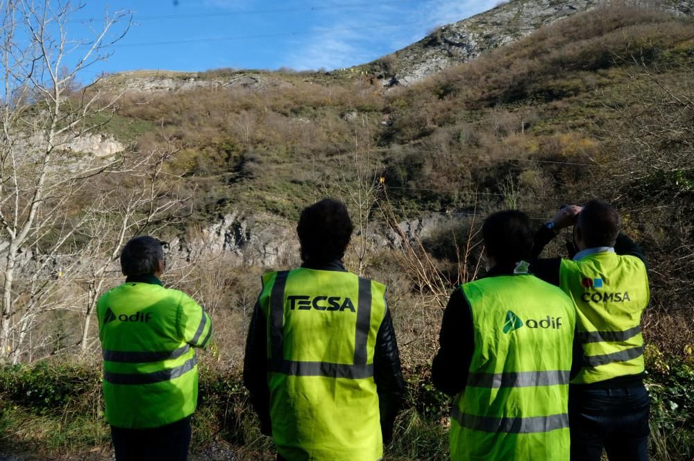 Técnicos del ADIF en labores en Pajares ante el riesgo de derrumbe sobre las vías