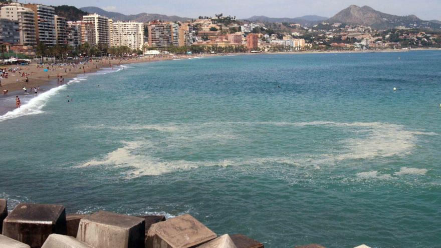 Imagen de una gran mancha de nata, este jueves en la playa de La Malagueta.