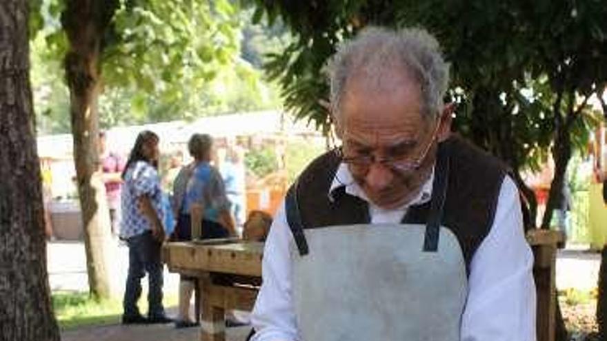 Samuel Rodríguez, fabricando una peonza en la pasada Alzada Vaqueira de Belmonte.