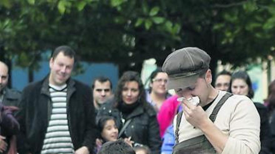 Dos niños participan en uno de los espectáculos en la calle.