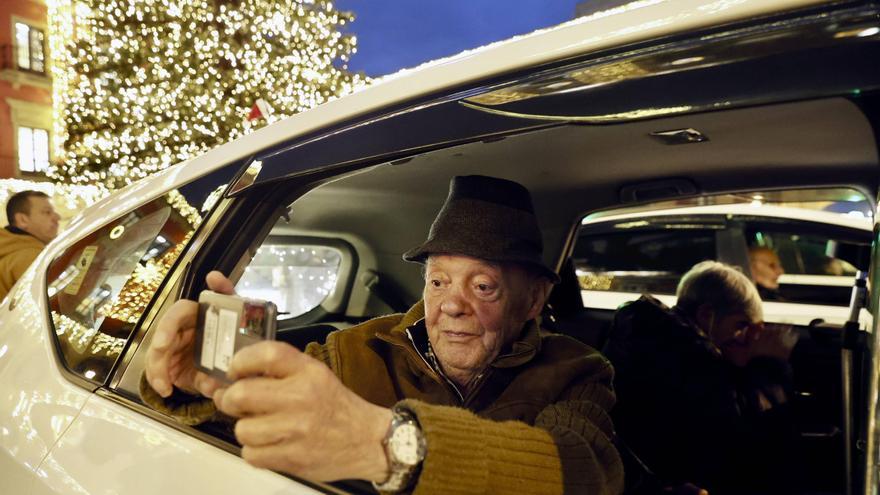 Los taxistas llevan a los usuarios de las residencias de Gijón a ver las luces de Navidad