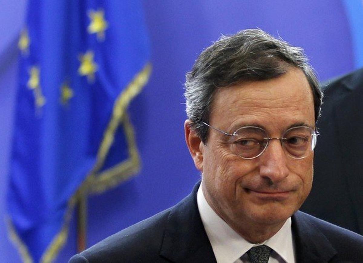 El president del Banc Central Europeu, Mario Draghi, al sortir de la cimera de la UE, aquesta matinada, a Brussel·les. El president del Banc Central Europeu, Mario Draghi, al sortir de la cimera de la UE, aquesta matinada, a Brussel·les.