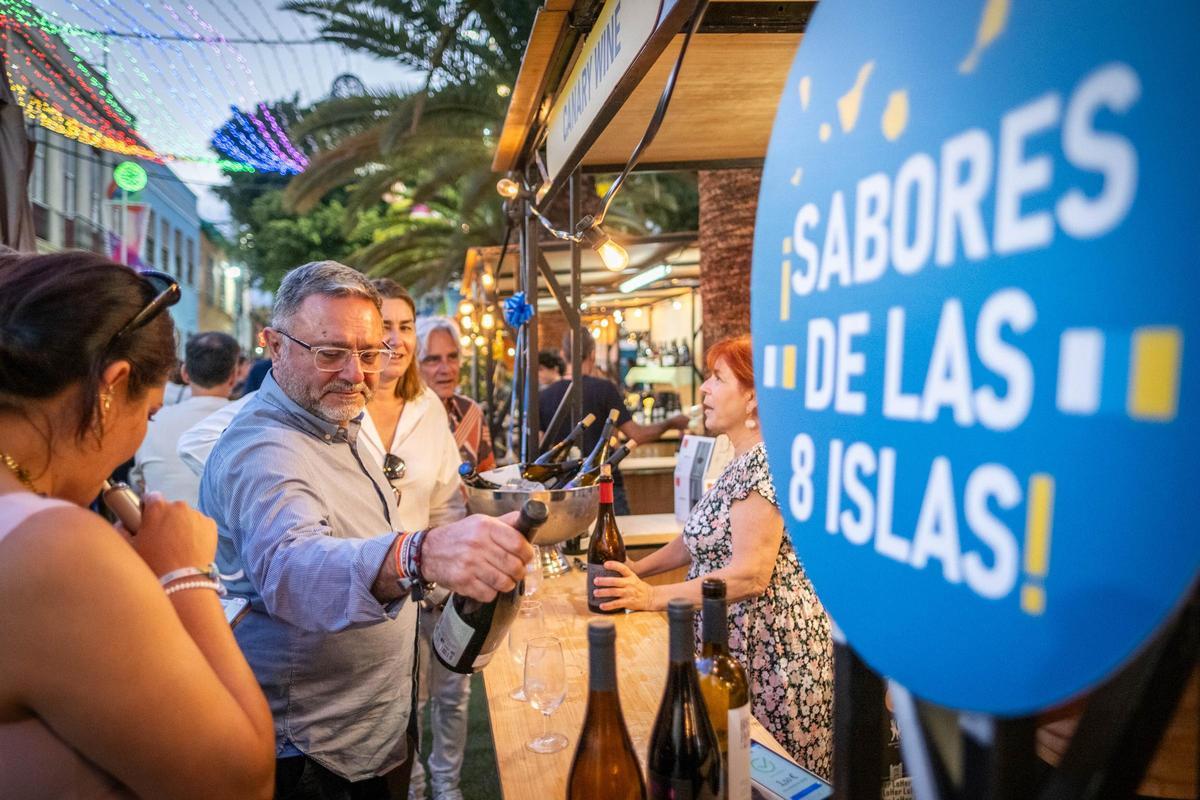 Amigos probando una selección de vinos