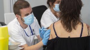 Catalunya segueix el retrocés en ingressos, crítics i morts per Covid